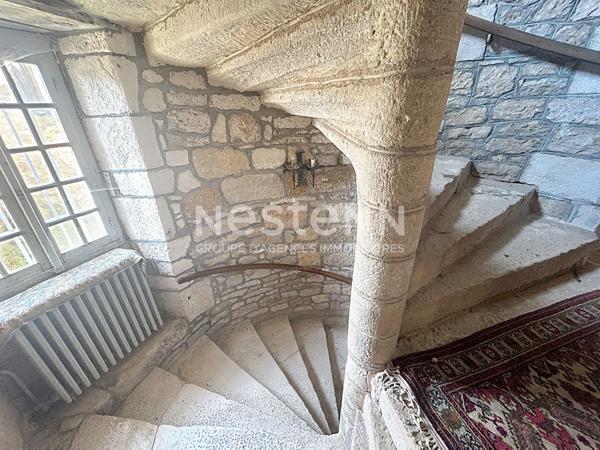 Domaine place centrale de Turenne à vendre. 202 m2 habitable, 1 garage, 1 grange. Localisation parfaite pour maison, commerce, réception... Classe énergétique B