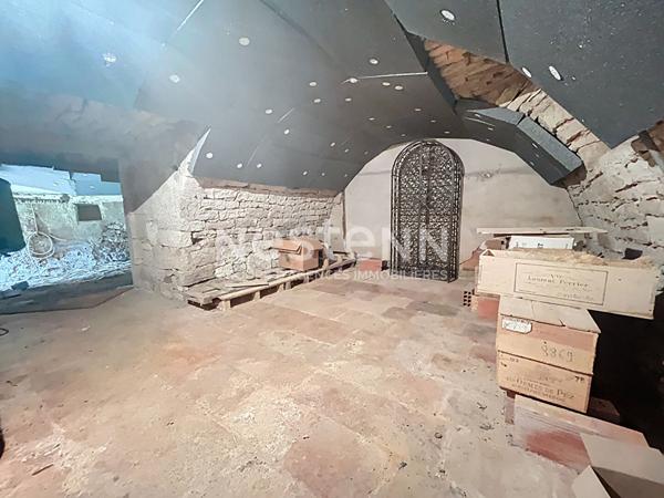 Domaine place centrale de Turenne à vendre. 202 m2 habitable, 1 garage, 1 grange. Localisation parfaite pour maison, commerce, réception... Classe énergétique B