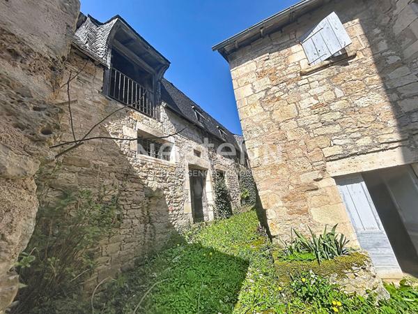 Domaine place centrale de Turenne à vendre. 202 m2 habitable, 1 garage, 1 grange. Localisation parfaite pour maison, commerce, réception... Classe énergétique B