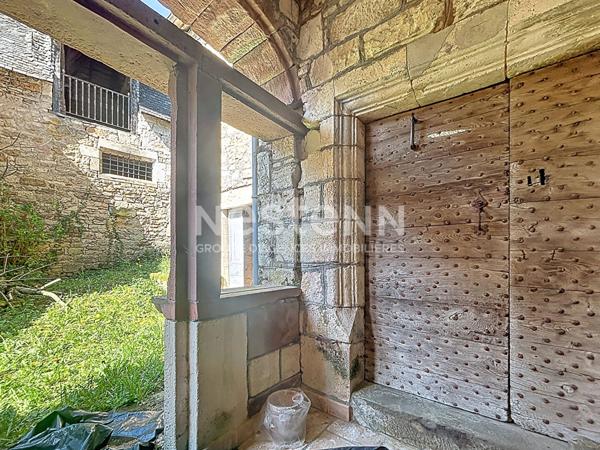 Domaine place centrale de Turenne à vendre. 202 m2 habitable, 1 garage, 1 grange. Localisation parfaite pour maison, commerce, réception... Classe énergétique B