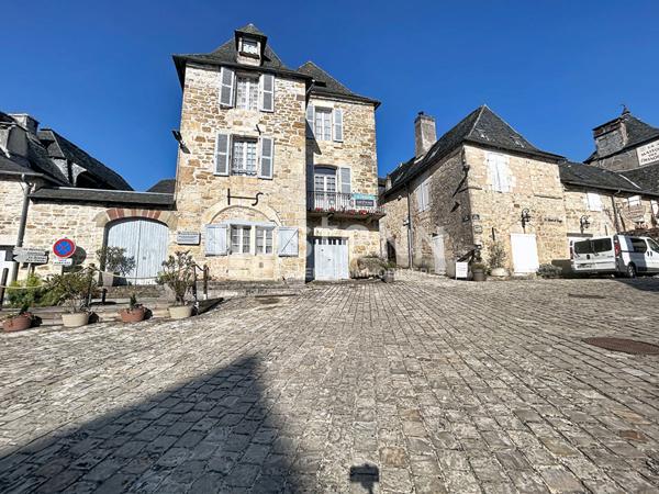 Domaine place centrale de Turenne à vendre. 202 m2 habitable, 1 garage, 1 grange. Localisation parfaite pour maison, commerce, réception... Classe énergétique B