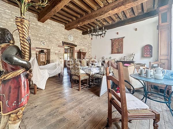 Domaine place centrale de Turenne à vendre. 202 m2 habitable, 1 garage, 1 grange. Localisation parfaite pour maison, commerce, réception... Classe énergétique B