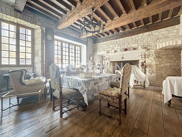 Domaine place centrale de Turenne à vendre. 202 m2 habitable, 1 garage, 1 grange. Localisation parfaite pour maison, commerce, réception... Classe énergétique B