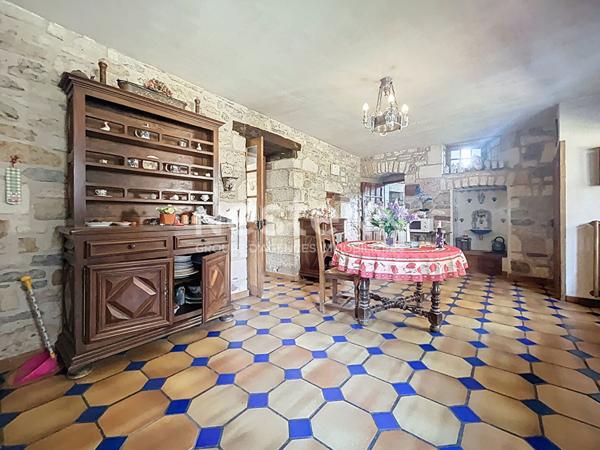 Domaine place centrale de Turenne à vendre. 202 m2 habitable, 1 garage, 1 grange. Localisation parfaite pour maison, commerce, réception... Classe énergétique B