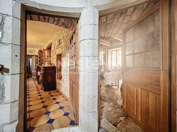 Domaine place centrale de Turenne à vendre. 202 m2 habitable, 1 garage, 1 grange. Localisation parfaite pour maison, commerce, réception... Classe énergétique B