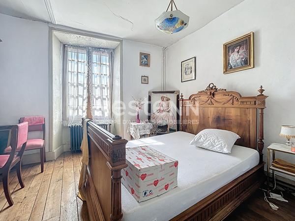 Domaine place centrale de Turenne à vendre. 202 m2 habitable, 1 garage, 1 grange. Localisation parfaite pour maison, commerce, réception... Classe énergétique B