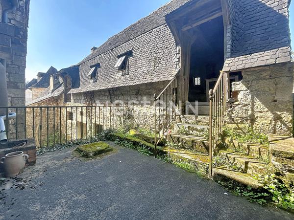 Domaine place centrale de Turenne à vendre. 202 m2 habitable, 1 garage, 1 grange. Localisation parfaite pour maison, commerce, réception... Classe énergétique B