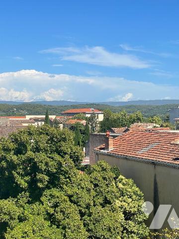 Idealement situe, residence securisee et recherchee