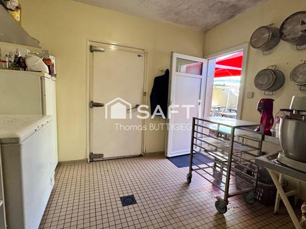 Bar/restaurant 77m2 avec terrasse.