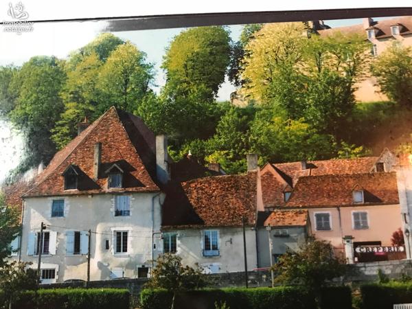 Maison individuelle comprenant plusieurs appartements ;
Cour commune