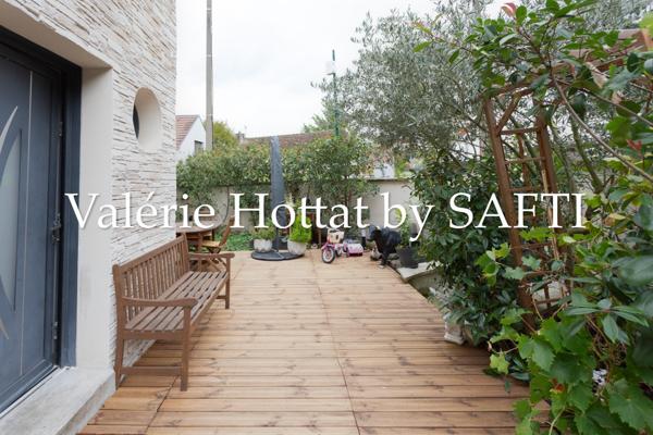 Maison récente avec jardinet et stationnement!