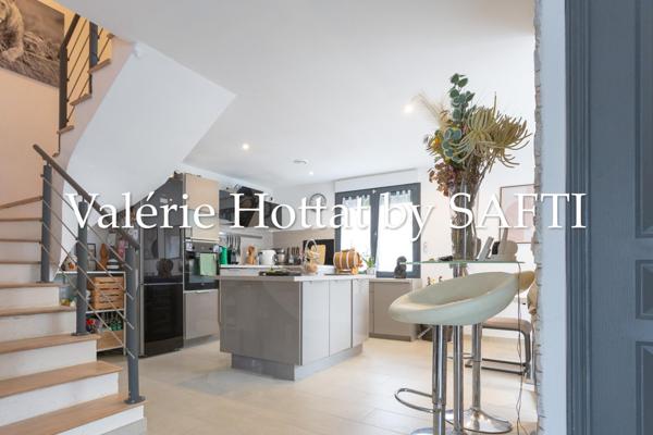 Maison récente avec jardinet et stationnement!