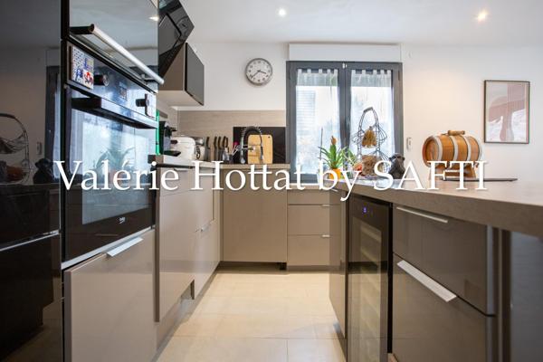 Maison récente avec jardinet et stationnement!