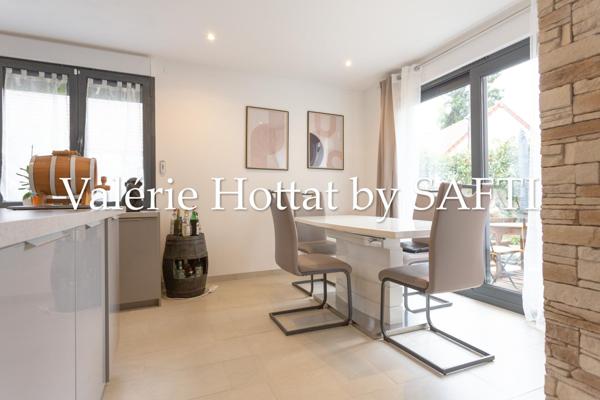 Maison récente avec jardinet et stationnement!