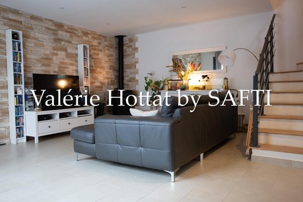 Maison récente avec jardinet et stationnement!