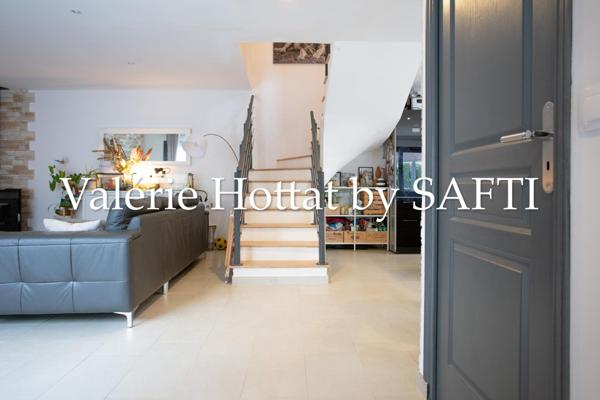 Maison récente avec jardinet et stationnement!