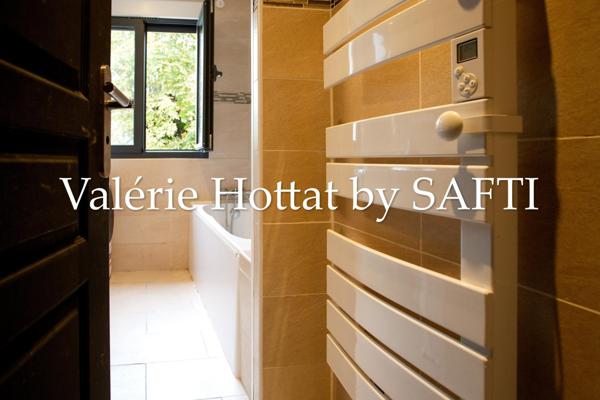 Maison récente avec jardinet et stationnement!