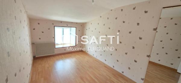 Longère 130m², 5 chambres + 1 logement indépendant 41m², 1 chambre le tout sur 3300m² de terrain.