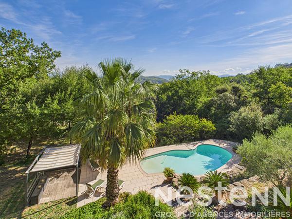 A VENDRE  - Maison de 176 m2 , 4 chambres,  avec piscine , vue dégagée, grand terrain.