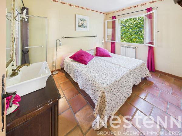 A VENDRE  - Maison de 176 m2 , 4 chambres,  avec piscine , vue dégagée, grand terrain.