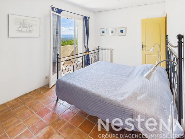 A VENDRE  - Maison de 176 m2 , 4 chambres,  avec piscine , vue dégagée, grand terrain.