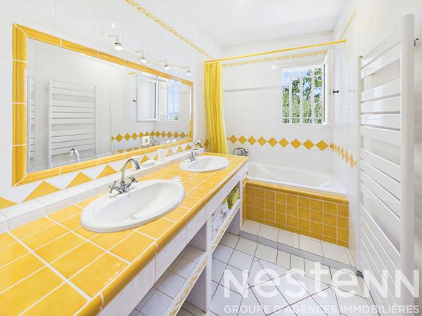 A VENDRE  - Maison de 176 m2 , 4 chambres,  avec piscine , vue dégagée, grand terrain.