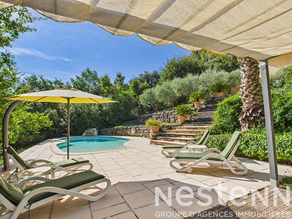 A VENDRE  - Maison de 176 m2 , 4 chambres,  avec piscine , vue dégagée, grand terrain.