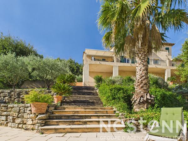 A VENDRE  - Maison de 176 m2 , 4 chambres,  avec piscine , vue dégagée, grand terrain.