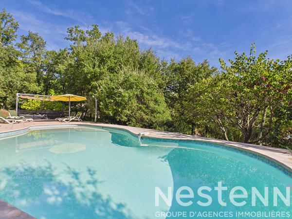 A VENDRE  - Maison de 176 m2 , 4 chambres,  avec piscine , vue dégagée, grand terrain.