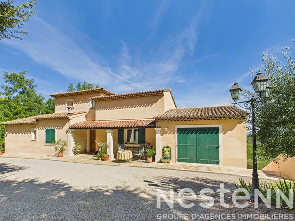 A VENDRE  - Maison de 176 m2 , 4 chambres,  avec piscine , vue dégagée, grand terrain.