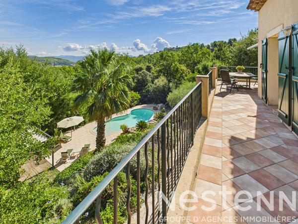 A VENDRE  - Maison de 176 m2 , 4 chambres,  avec piscine , vue dégagée, grand terrain.