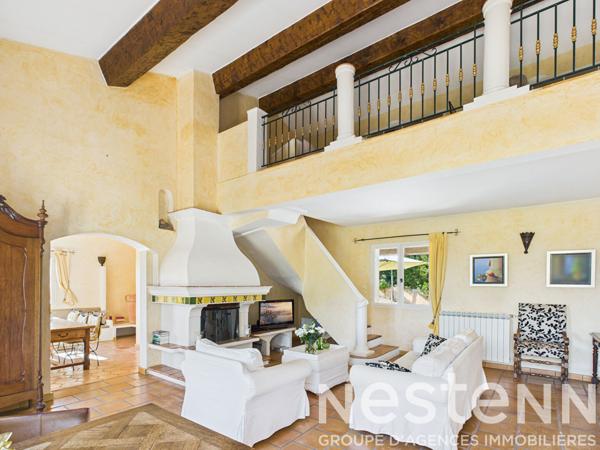A VENDRE  - Maison de 176 m2 , 4 chambres,  avec piscine , vue dégagée, grand terrain.