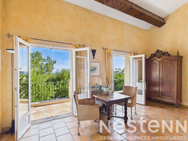 A VENDRE  - Maison de 176 m2 , 4 chambres,  avec piscine , vue dégagée, grand terrain.
