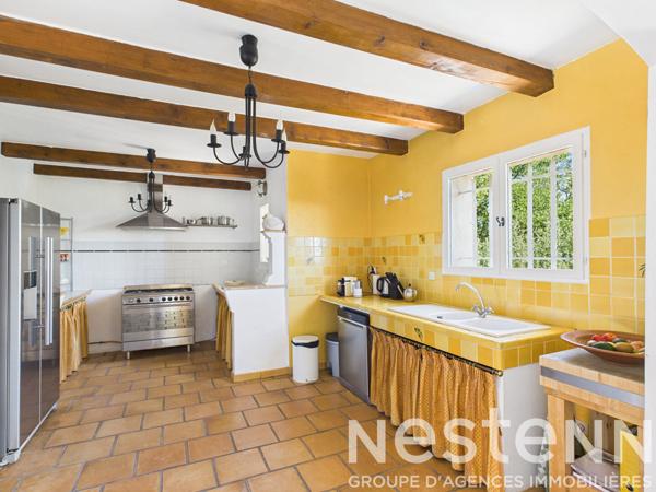 A VENDRE  - Maison de 176 m2 , 4 chambres,  avec piscine , vue dégagée, grand terrain.