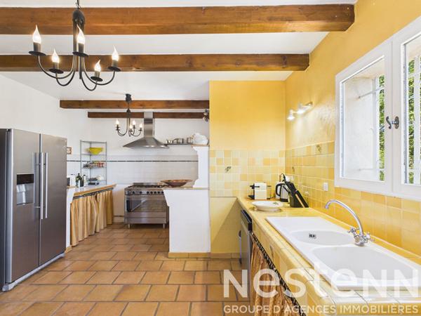 A VENDRE  - Maison de 176 m2 , 4 chambres,  avec piscine , vue dégagée, grand terrain.