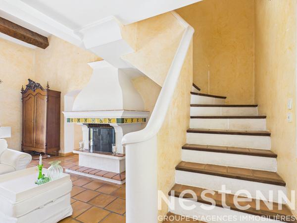 A VENDRE  - Maison de 176 m2 , 4 chambres,  avec piscine , vue dégagée, grand terrain.