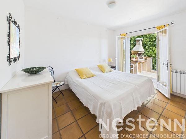A VENDRE  - Maison de 176 m2 , 4 chambres,  avec piscine , vue dégagée, grand terrain.