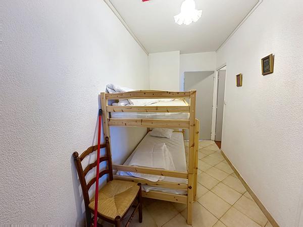 Grand studio à louer à l'année meublé climatisé