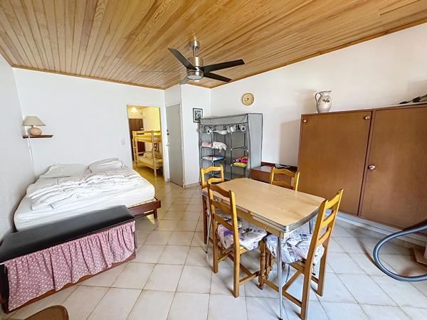 Grand studio à louer à l'année meublé climatisé