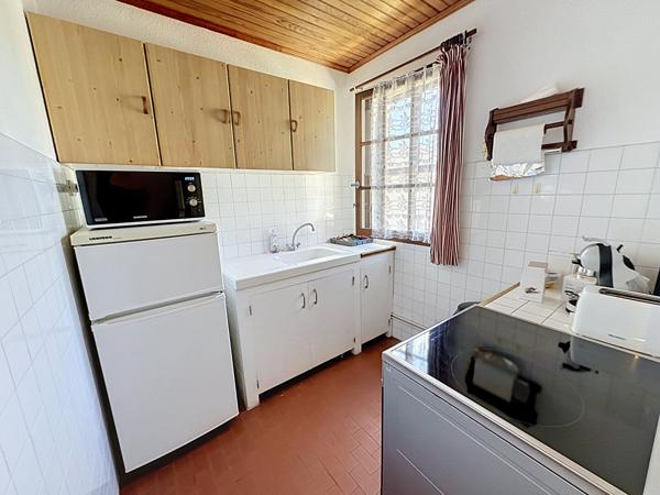 Grand studio à louer à l'année meublé climatisé