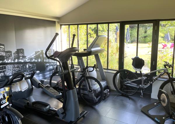 Magny-en-Vexin (95420) Cergy à 10 minutes, maison d'exeption 550m² sur terrain de 5770 m² piscine