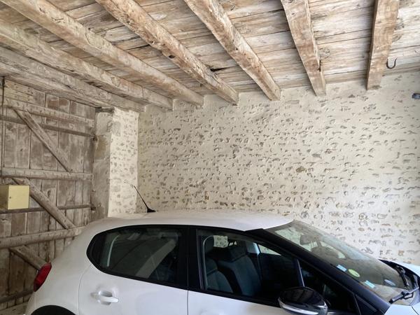 Maison de ville en pierre superbement présentée