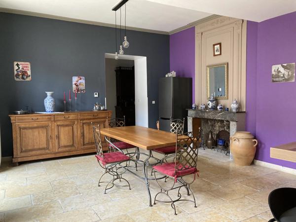 Maison de ville en pierre superbement présentée