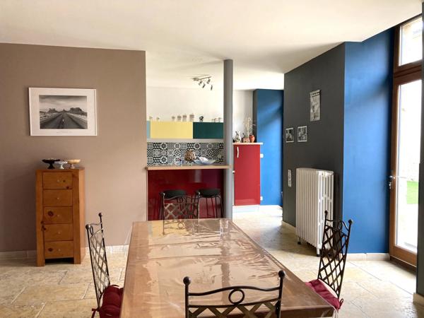 Maison de ville en pierre superbement présentée