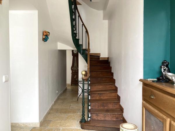 Maison de ville en pierre superbement présentée