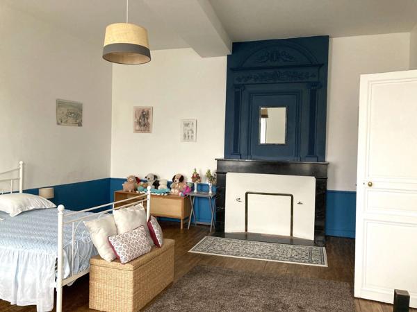 Maison de ville en pierre superbement présentée