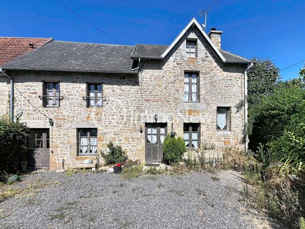 L’agence IMMONEW vous propose cette charmante maison en pierre d’environ 110 m² habitables , située à Saint-Michel-des-Loups, sur les hauteurs de Jullouville , dans un environnement agréable et à quelques minutes des plages et des commerces.