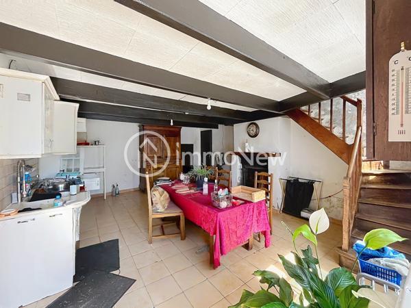 L’agence IMMONEW vous propose cette charmante maison en pierre d’environ 110 m² habitables , située à Saint-Michel-des-Loups, sur les hauteurs de Jullouville , dans un environnement agréable et à quelques minutes des plages et des commerces.