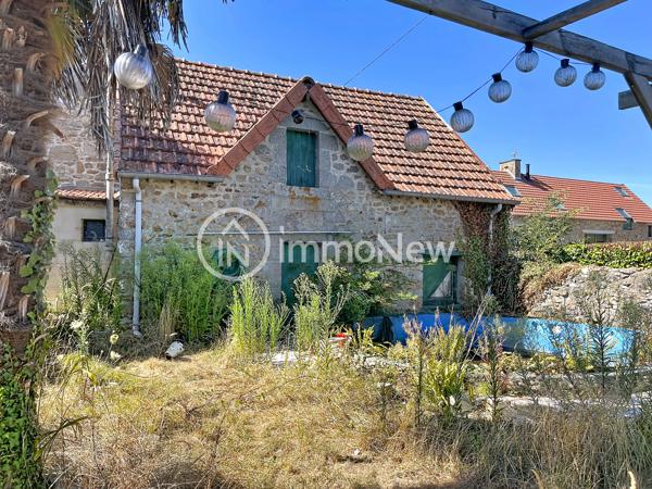 L’agence IMMONEW vous propose cette charmante maison en pierre d’environ 110 m² habitables , située à Saint-Michel-des-Loups, sur les hauteurs de Jullouville , dans un environnement agréable et à quelques minutes des plages et des commerces.