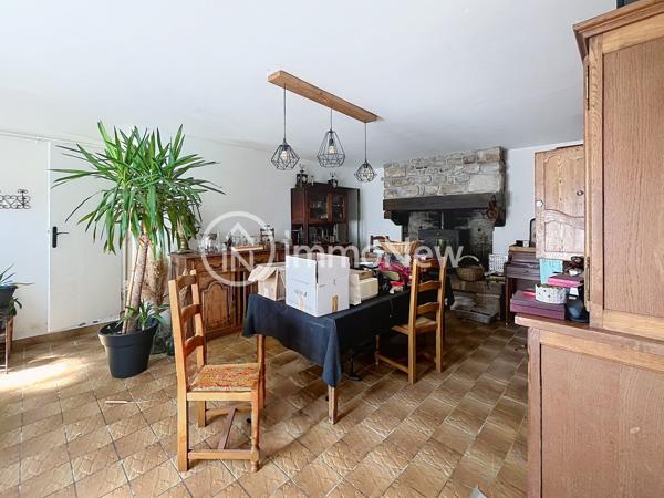 L’agence IMMONEW vous propose cette charmante maison en pierre d’environ 110 m² habitables , située à Saint-Michel-des-Loups, sur les hauteurs de Jullouville , dans un environnement agréable et à quelques minutes des plages et des commerces.